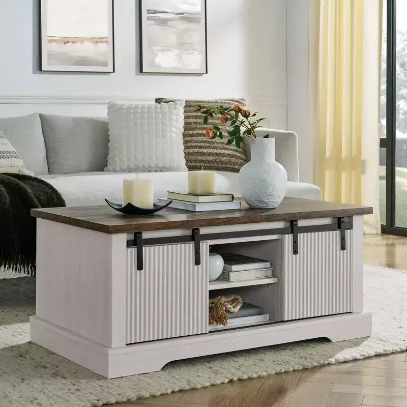 Table basse de ferme Okak 41 avec porte de grange coulissante, 3 compartiments de rangement et étagères réglables, table basse rectangulaire en bois pour salon