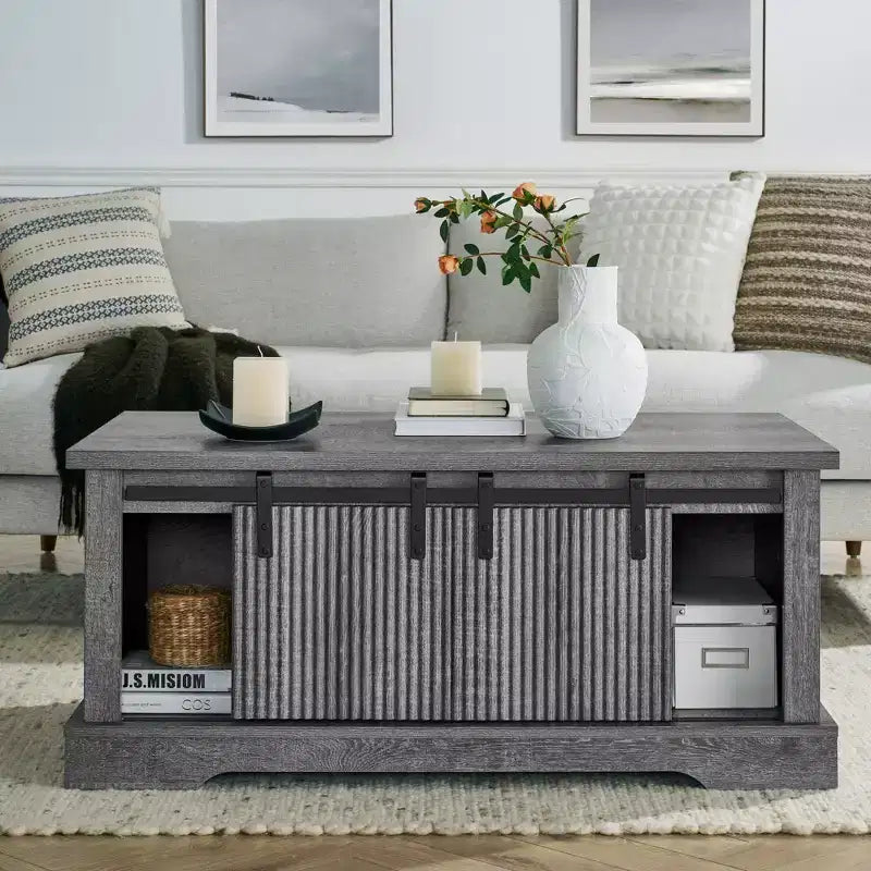 Table basse de ferme Okak 41 avec porte de grange coulissante, 3 compartiments de rangement et étagères réglables, table basse rectangulaire en bois pour salon