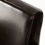 Fauteuil club contemporain GDFStudio Cinnabar rembourré avec accoudoirs roulés