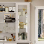 Meuble de cuisine blanc Famapy : Portes en verre, casier à vin, zones de rangement multiples. Idéal pour l'exposition et le rangement.