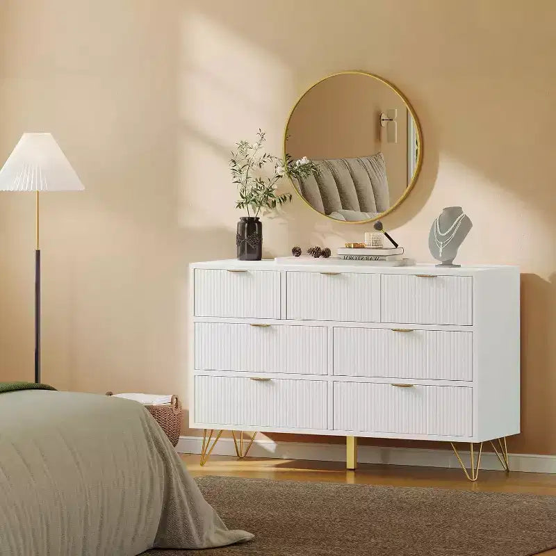 Commode Acekool à 7 tiroirs, commode moderne blanche de 120 cm de large avec pieds en métal doré, organisateur de rangement pour chambre, entrée, salon