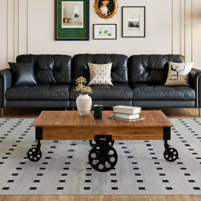 Table basse industrielle rustique Vintiquewise en bois, de grande taille, avec grain de bois détaillé, accents métalliques et roues de chariot en fonte noire