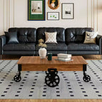 Table basse industrielle rustique Vintiquewise en bois, de grande taille, avec grain de bois détaillé, accents métalliques et roues de chariot en fonte noire