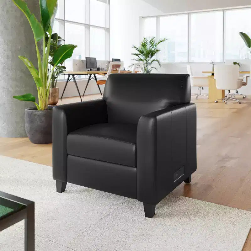 Fauteuil de réception Flash Furniture Agent en similicuir noir avec borne de recharge latérale droite, comprenant 2 prises, 2 ports USB, 1 port USB-C, pieds en bois massif