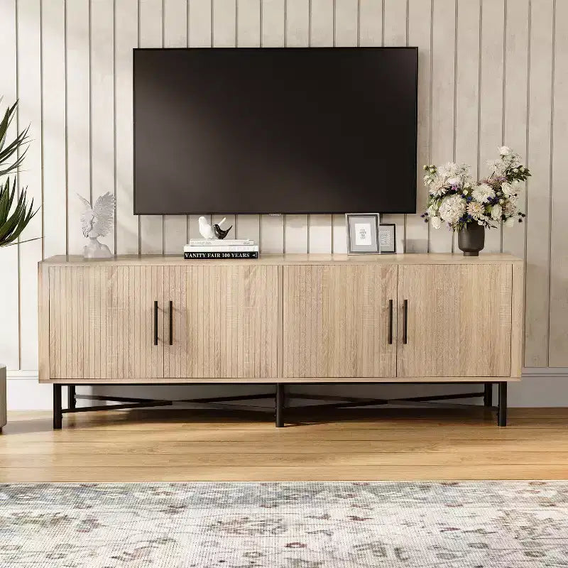 Meuble TV de rangement en bois vintage Ororo Christopher Knight Home avec 4 portes et 2 étagères réglables