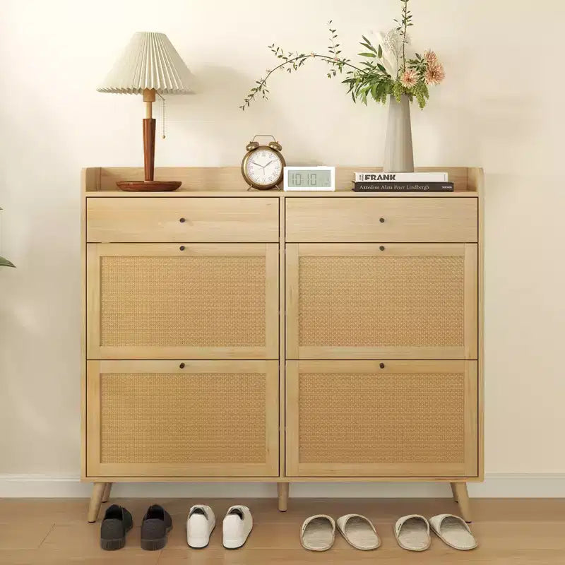 Meuble à chaussures en rotin GustoWave, Armoire de rangement pour chaussures avec 4 tiroirs basculants, Meuble à chaussures autonome en bois avec rangement dissimulé