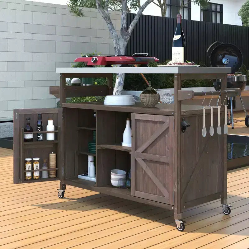 CLIHOME Îlot de cuisine d'extérieur, chariot de bar roulant et armoire de rangement, table de barbecue d'extérieur de style ferme avec plateau en acier inoxydable, porte-serviettes