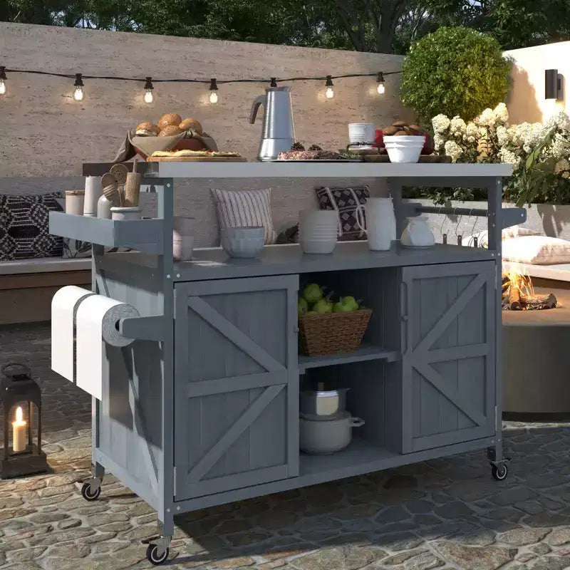 CLIHOME Îlot de cuisine d'extérieur, chariot de bar roulant et armoire de rangement, table de barbecue d'extérieur de style ferme avec plateau en acier inoxydable, porte-serviettes