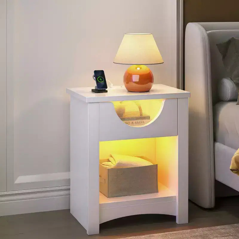Table de chevet Bestier avec station de charge, Table d'appoint moderne à LED avec tiroir pour chambre et salon, Blanc éclatant
