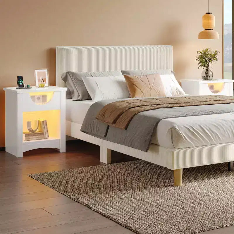 Table de chevet Bestier avec station de charge, Table d'appoint moderne à LED avec tiroir pour chambre et salon, Blanc éclatant