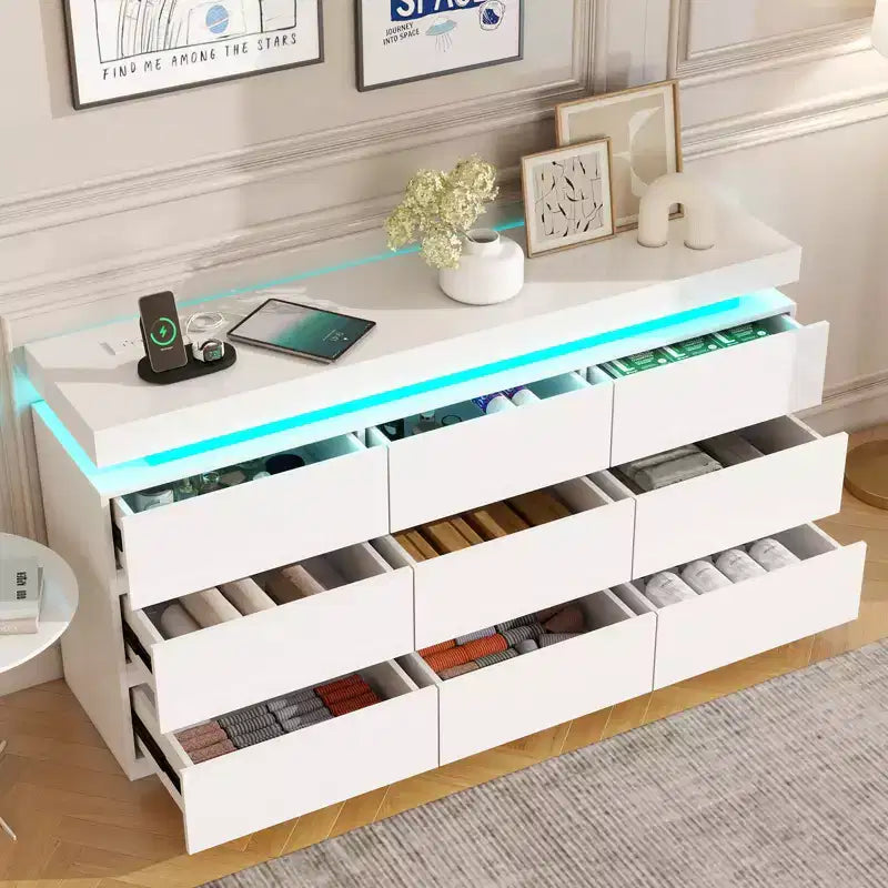 Commode Dyonery à 9 tiroirs avec prise de courant et lumière LED, commode de rangement moderne à 3 niveaux avec grande capacité et glissières fluides pour chambres à coucher