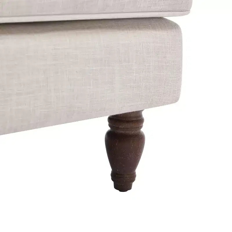 Fauteuil Polibi en mélange de lin avec accoudoirs arrondis et pieds tournés en bois massif