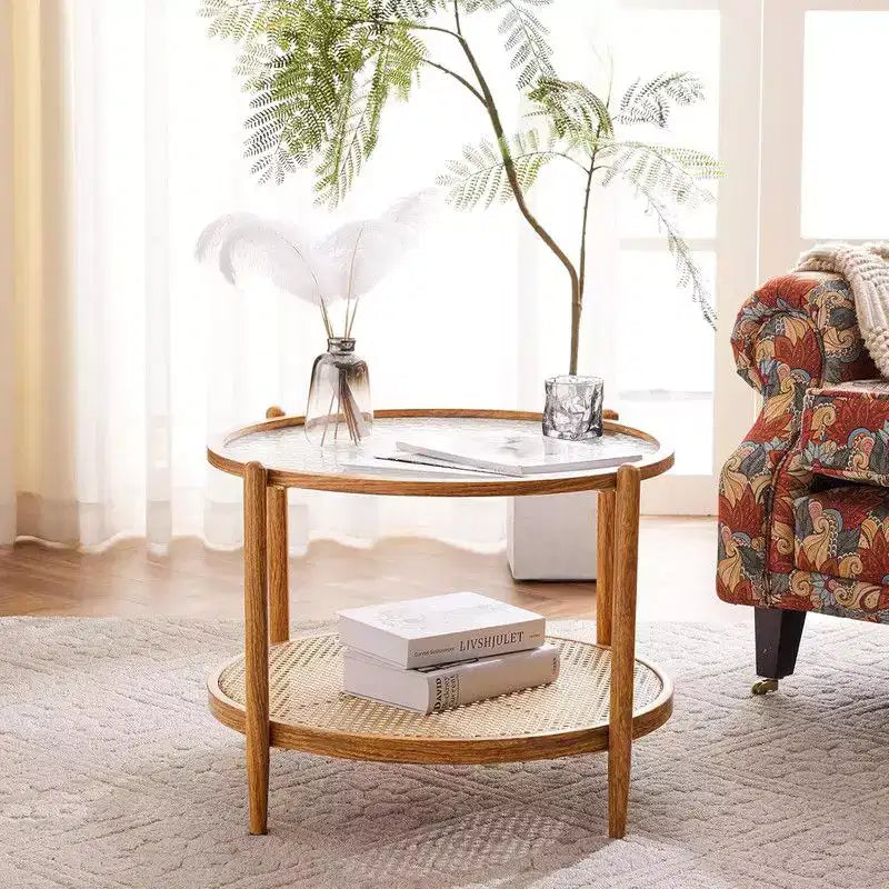 Table basse avec plateau rond en verre à double ondulation et rotin PE assorti à une structure en fer à transfert thermique effet bois
