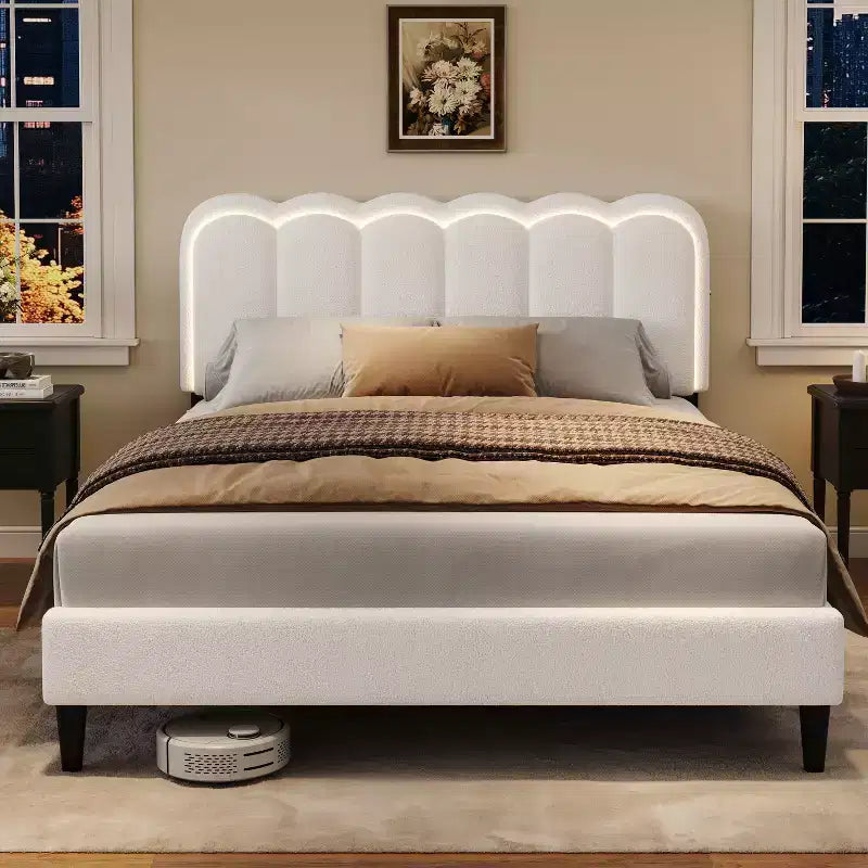 Lit Christopher Knight Home Selene moderne en bois d'hévéa rembourré en bouclette avec tête de lit lumineuse et en forme de pétales