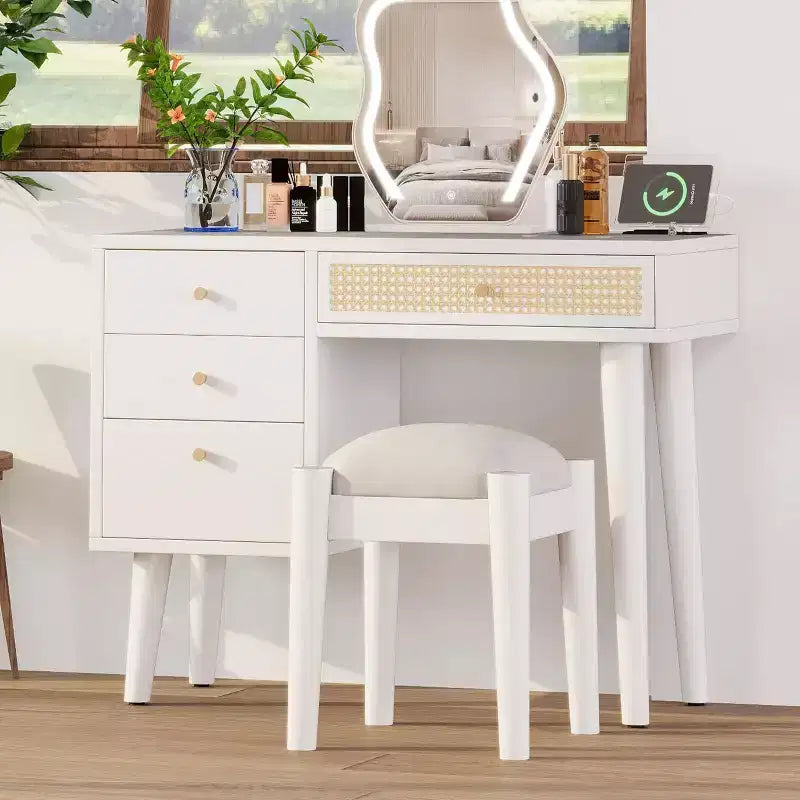 Coiffeuse Vintage en Bois avec 2 Prises de Courant et 2 Ports USB, Bureau de Maquillage de Chambre à Coucher avec Tiroir en Rotin, 3 Tiroirs de Rangement et Tabouret Rembourré