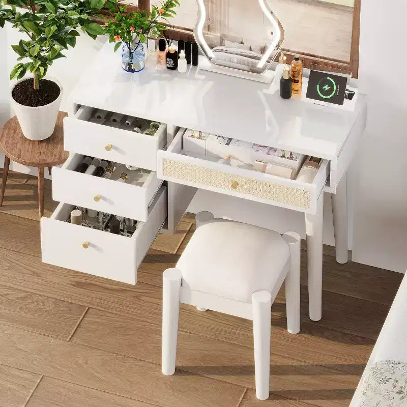 Coiffeuse Vintage en Bois avec 2 Prises de Courant et 2 Ports USB, Bureau de Maquillage de Chambre à Coucher avec Tiroir en Rotin, 3 Tiroirs de Rangement et Tabouret Rembourré