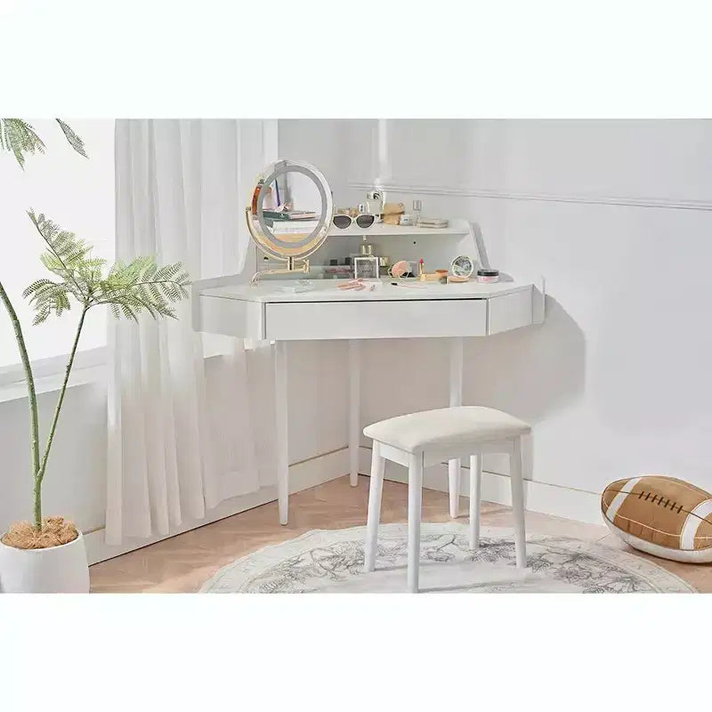 Coiffeuse d'angle pour chambre avec miroir à luminosité réglable, étagères de rangement ouvertes et design compact pour chambre à coucher