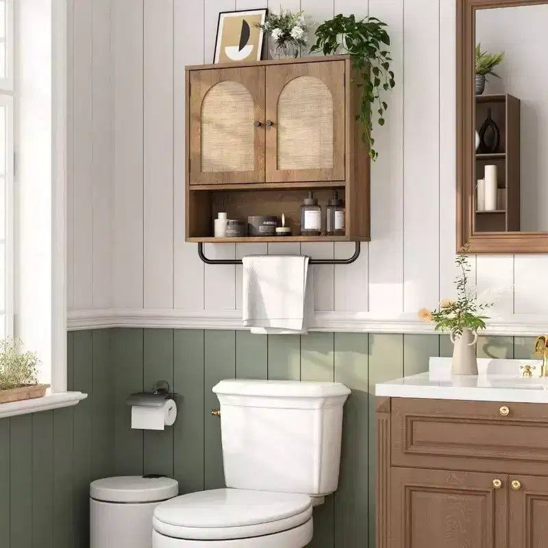 Meuble mural de salle de bain en rotin, style bohème avec 2 portes cintrées, rangement de ferme au-dessus des toilettes avec étagères réglables et porte-serviettes