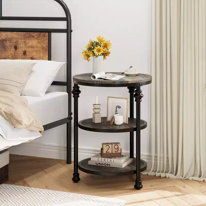 Table d'appoint à 3 niveaux avec rangement, Table d'appoint rustique style ferme avec pieds en colonne métallique, Table d'appoint chêne foncé pour salon chambre à coucher