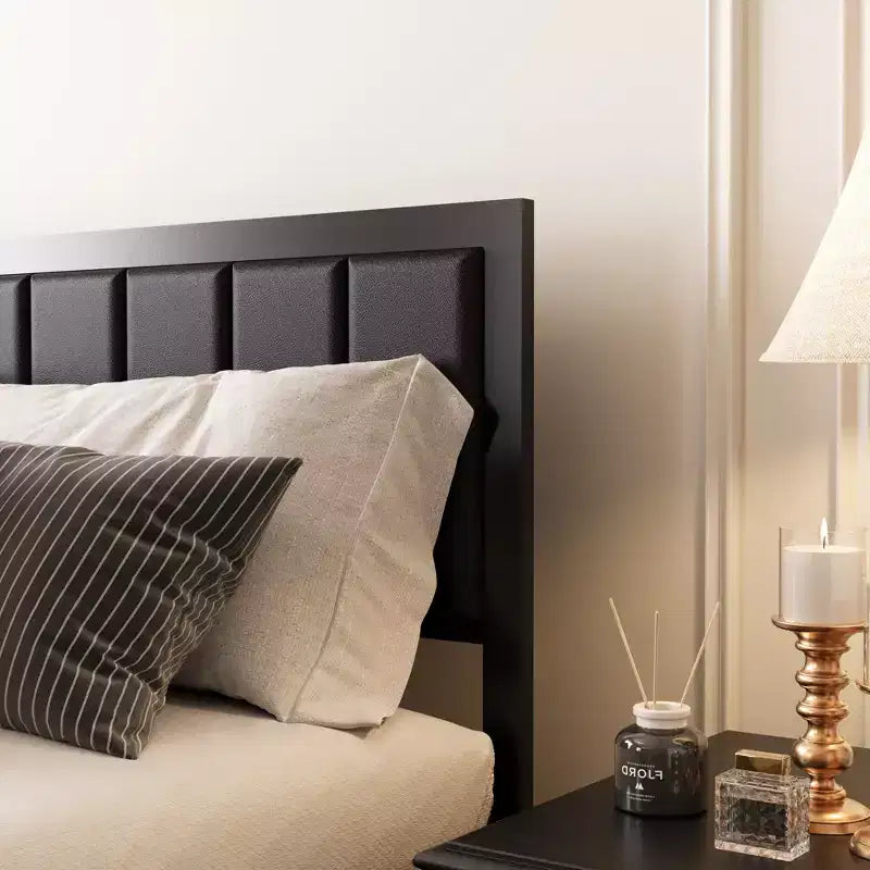 Cadre de lit Dyonery Queen Size, cadre de lit plateforme en métal avec tête de lit en bois à rivets, 15 lattes de soutien robustes en fer, grand espace de rangement sous le lit.