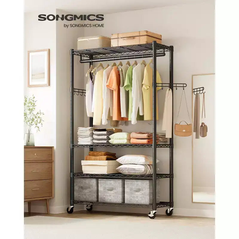 SONGMICS Portant à Vêtements Robuste sur Roues, Étagère à Vêtements, Penderie Portable sur Roulettes, avec Étagères en Maille et Barres de Suspension Réglables, Crochets, Noir Encre