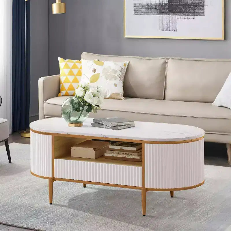 Table basse ovale de 120 cm, table centrale moderne cannelée avec plateau imitation marbre, tiroirs coulissants et pieds en métal doré, table à thé minimaliste pour salon