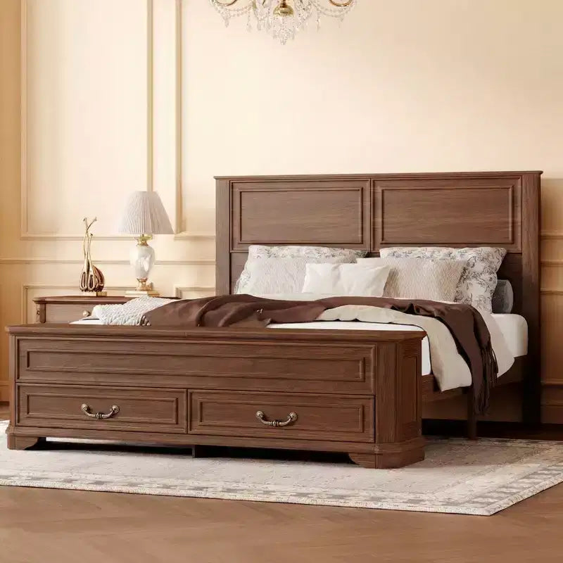 Lit queen size en pin style ferme GDFStudio Leonard avec banc de rangement et 2 grands tiroirs