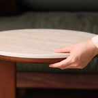 Table basse ronde GDFStudio Bellamy en bois massif avec plateau en pierre frittée