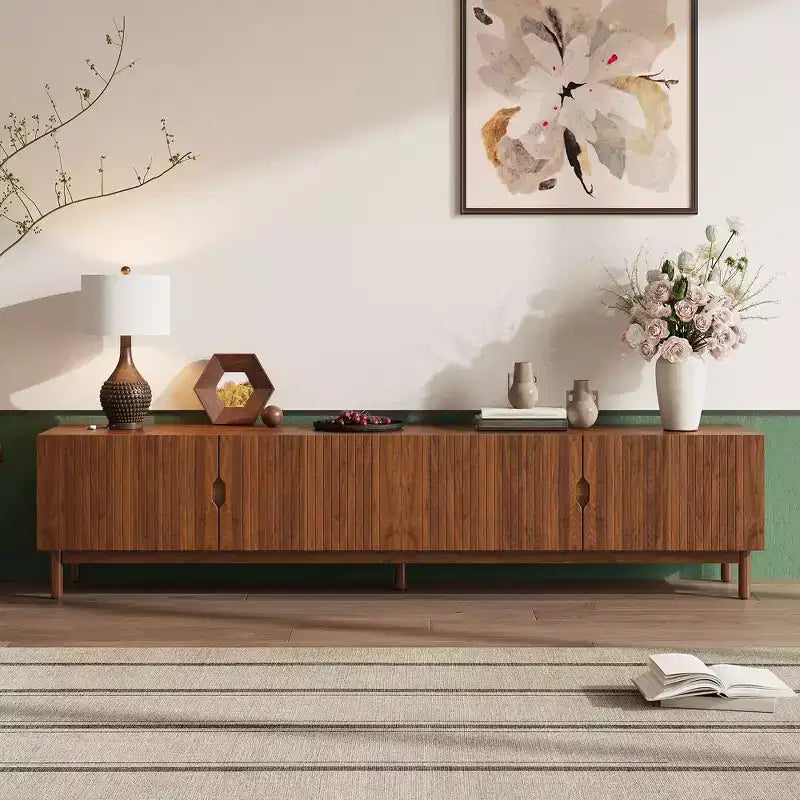 Meuble TV JVNOXK de 87 pouces pour téléviseurs jusqu'à 90 pouces, console multimédia avec 4 armoires, pieds en bois massif et panneau à rainures verticales, centre de divertissement moderne