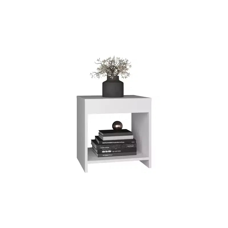 Conçue pour un usage quotidien pratique, cette table de chevet minimaliste haute Chroma de 16,5 po avec étagère ouverte offre un look moderne avec un rangement fonctionnel.