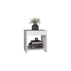Conçue pour un usage quotidien pratique, cette table de chevet minimaliste haute Chroma de 16,5 po avec étagère ouverte offre un look moderne avec un rangement fonctionnel.