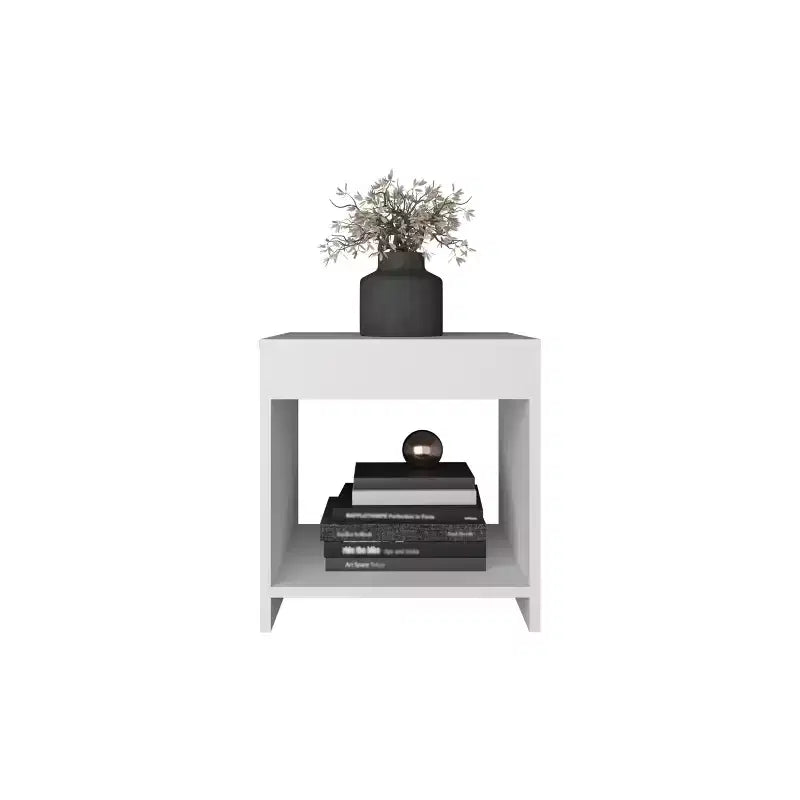 Conçue pour un usage quotidien pratique, cette table de chevet minimaliste haute Chroma de 16,5 po avec étagère ouverte offre un look moderne avec un rangement fonctionnel.