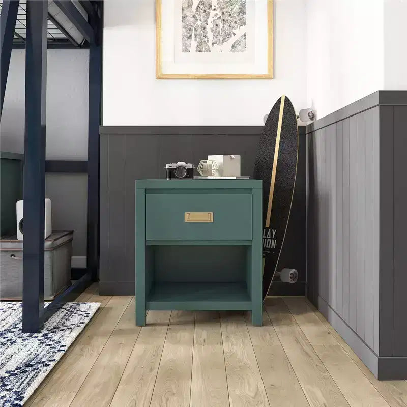 Avec son design épuré et moderne, cette table de chevet Haven à 1 tiroir offre un rangement pratique et une structure robuste, ce qui la rend idéale pour l'organisation.