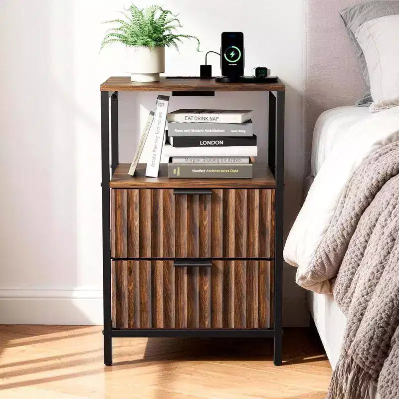 Table de chevet Karl Home de 38 cm de large - 2 tiroirs, 1 étagère, prise américaine