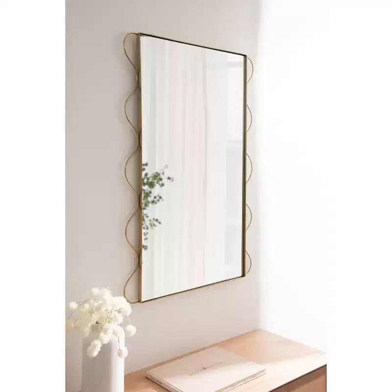 Miroir mural ondulé Kate et Laurel Wriggle en métal doré, 24x36