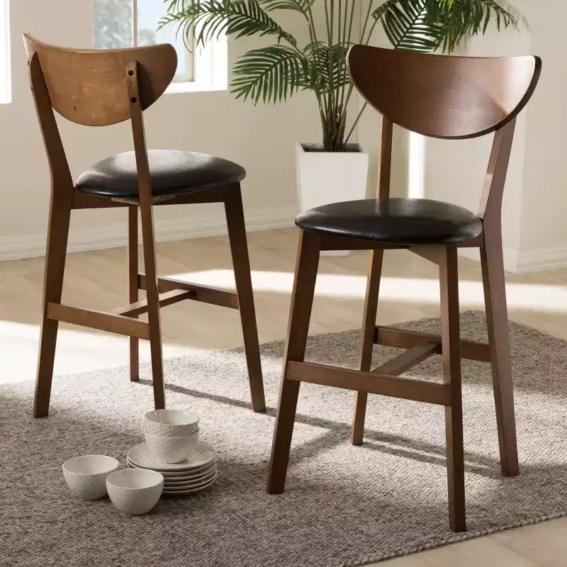 Lot de 2 tabourets de bar à hauteur de comptoir Baxton Studio Eline en bois de noyer et similicuir, noir : dossier ovale, nettoyer les taches