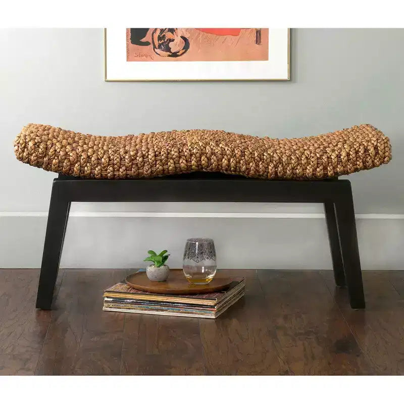 Banc marron Myra Hyacinth en jacinthe d'eau tressée pour entrée East At Main : Ottoman étroit, structure en bois massif