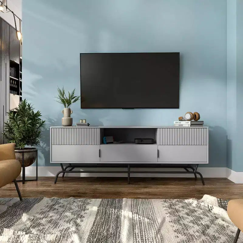Meuble TV miBasics Meadowgrove moderne à 3 tiroirs pour téléviseurs jusqu'à 65 po avec armoires Gris