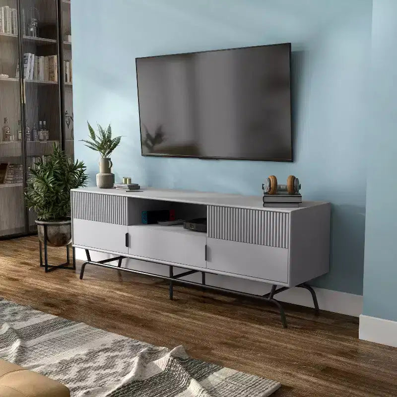 Meuble TV miBasics Meadowgrove moderne à 3 tiroirs pour téléviseurs jusqu'à 65 po avec armoires Gris