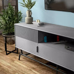 Meuble TV miBasics Meadowgrove moderne à 3 tiroirs pour téléviseurs jusqu'à 65 po avec armoires Gris