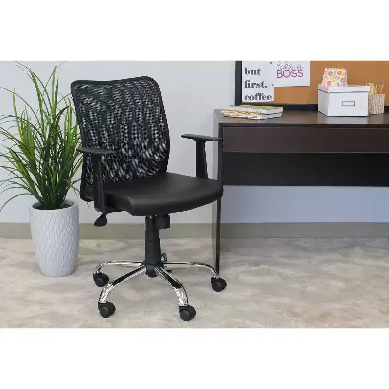 Fauteuil de travail en maille à accoudoirs fixes noir - Boss Office Products : Piètement chromé, vérin pneumatique, mécanisme d'inclinaison verrouillable