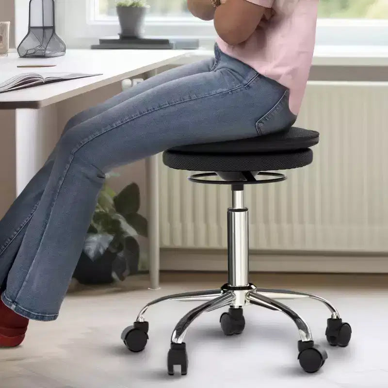 Tabouret de bureau réglable en hauteur Wobble Stool Air noir - Uncaged Ergonomics : équilibre roulant, engagement musculaire, revêtement en polyester, cadre en acier