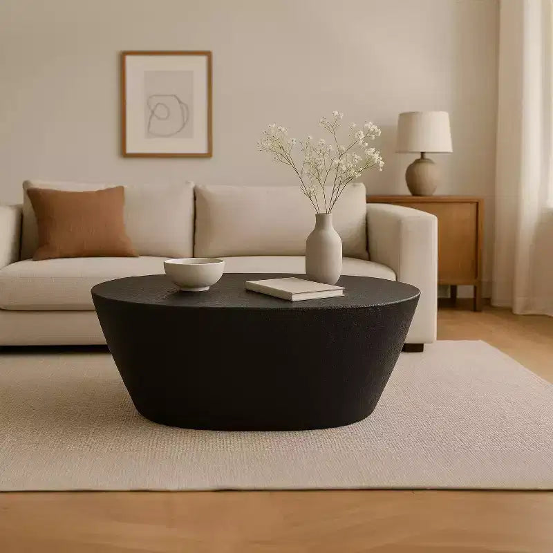 Table basse Urban Port 36" au design martelé artisanal, cadre sculptural en aluminium noir mat, noire