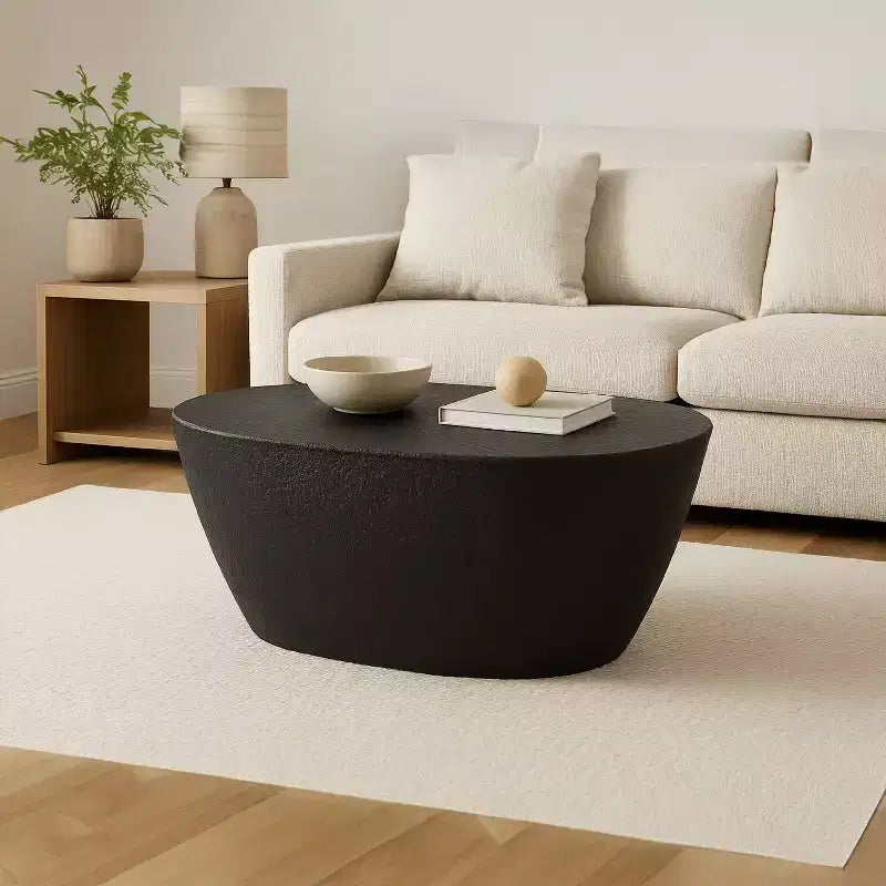 Table basse Urban Port 36" au design martelé artisanal, cadre sculptural en aluminium noir mat, noire