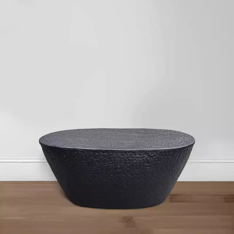 Table basse Urban Port 36" au design martelé artisanal, cadre sculptural en aluminium noir mat, noire