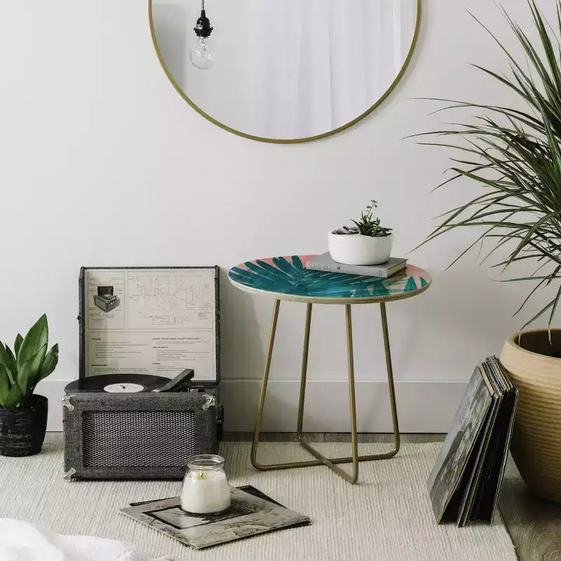 Table d'appoint Palms d'Emanuela Carratoni avec pieds Aston dorés - Deny Designs : Dessus en bouleau de la Baltique, design d'artiste