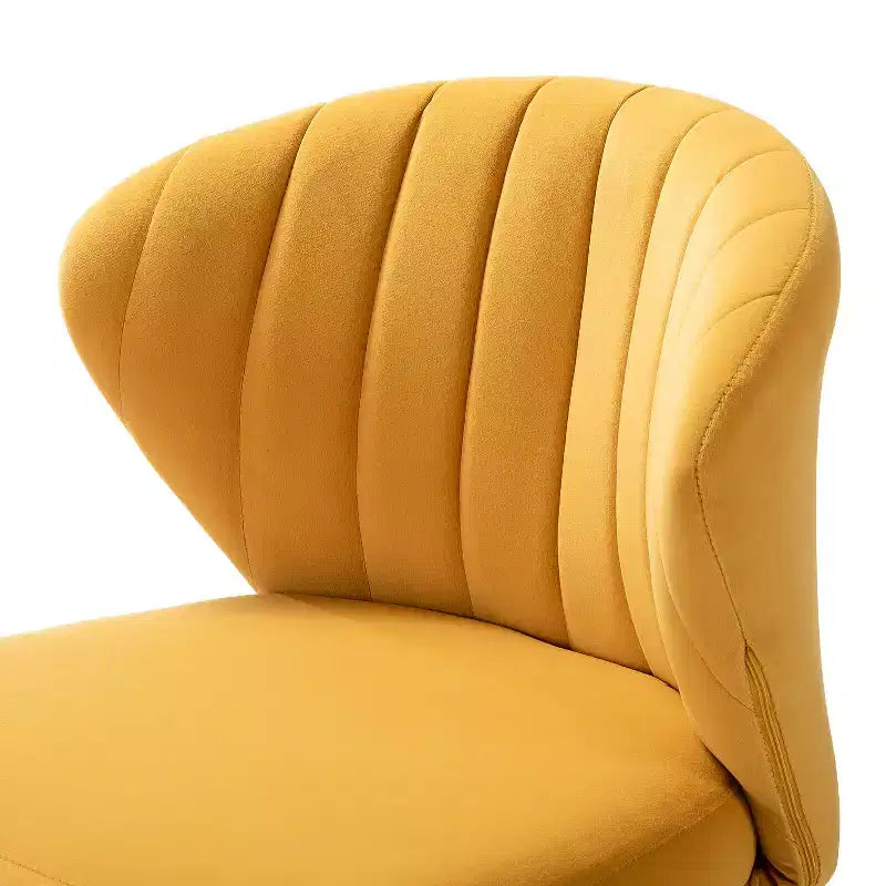 Chaise d'appoint Emma avec pieds en métal pour salon et chambre à coucher, fauteuil d'appoint en velours | KARAT HOME