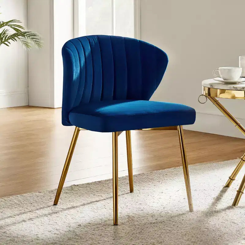 Chaise d'appoint Emma avec pieds en métal pour salon et chambre à coucher, fauteuil d'appoint en velours | KARAT HOME