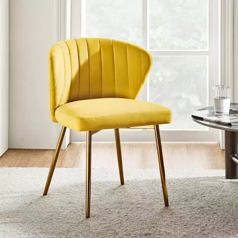 Chaise d'appoint Emma avec pieds en métal pour salon et chambre à coucher, fauteuil d'appoint en velours | KARAT HOME