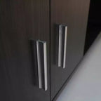 Meuble TV LeisureMod Avery Collection avec cadre en bois MDF et pieds en acier thermolaqué avec rangement Centre de divertissement multimédia moderne, salon